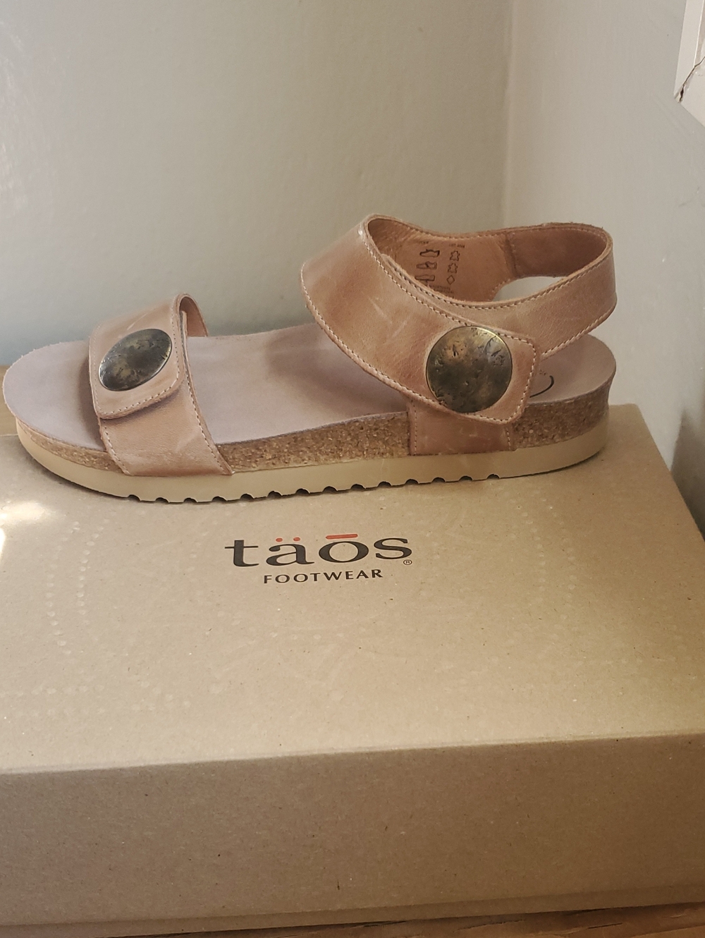 NWT! Taos Lucky Sandals Size 8-8.5